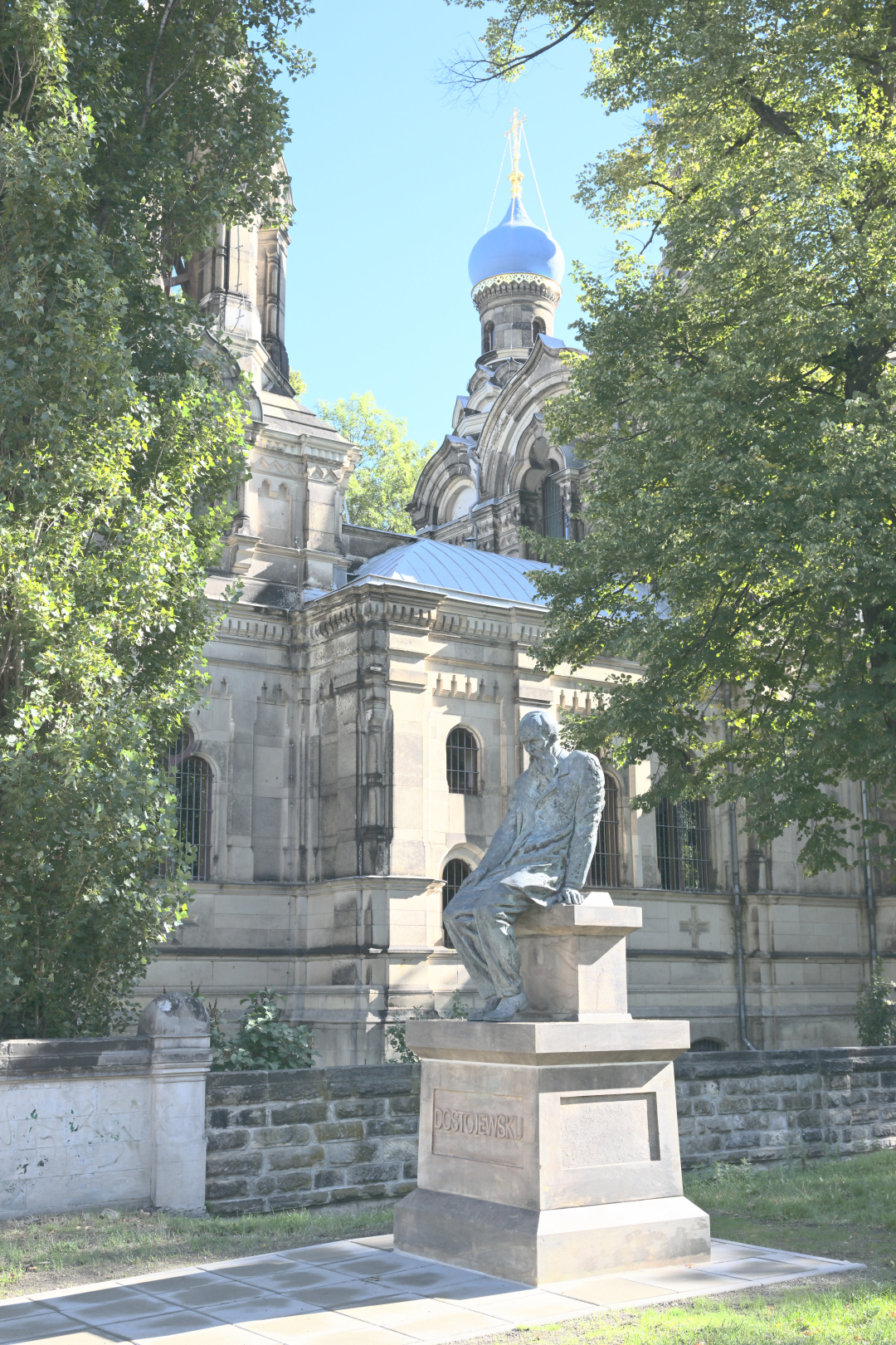 Das Dostojewski-Denkmal an unserer Kirche